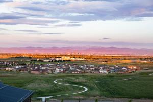 uma cidade no deserto com montanhas ao fundo em Gaylord Rockies Resort & Convention Center em Aurora