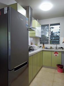 A cozinha ou cozinha compacta de Two bedroom -King sized bedroom-Free parking