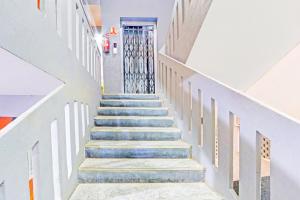 - un escalier dans un bâtiment avec des escaliers bleus et blancs dans l'établissement Collection O De Alphabet Hotel UMCC, à Hyderabad