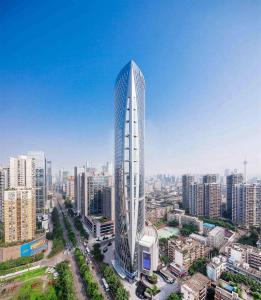 un grattacielo alto e bianco in una città con edifici di Minyoun Chengdu Dongda Hotel a Chengdu