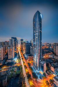 Un palazzo alto in una città di notte di Minyoun Chengdu Dongda Hotel a Chengdu