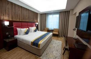 Кровать или кровати в номере Ramee Guestline Hotel