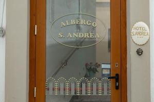 En logo, et sertifikat eller et firmaskilt på Albergo S. Andrea