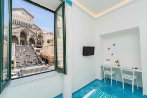 um quarto com vista para a torre Eiffel a partir de uma janela em Albergo S. Andrea em Amalfi