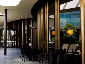 Un restaurant u otro lugar para comer en Hotel Chadstone Melbourne MGallery Collection