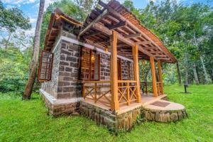 un pequeño edificio en un campo de hierba en ZACS VALLEY RESORT, Kodaikanal, en Kodaikanal