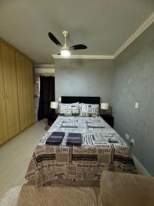 Tempat tidur dalam kamar di The Belluno apartamento completo e aconchegante