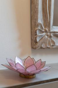 une fleur de lotus rose sur un comptoir devant un miroir dans l'établissement Stilvolles Ambiente im grünen Hamburg!, à Hambourg