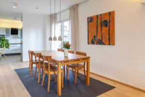 - une salle à manger avec une table et des chaises en bois dans l'établissement Stilvolles Ambiente im grünen Hamburg!, à Hambourg