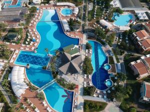 Piscina a Holiday Village Türkiye o a prop