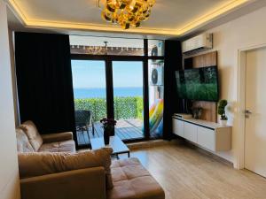 TV at/o entertainment center sa Dolce Vita Premium Apartment Panorama Sea View