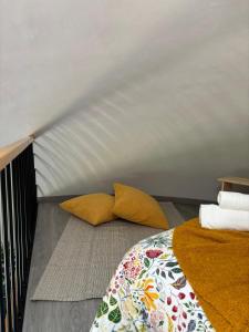 a bedroom with two yellow pillows on the floor at Casinhas dos Valados in Atouguia da Baleia