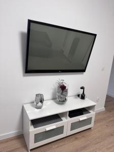 A television and/or entertainment centre at Apartament w sercu Szczecinka