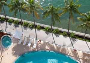 A piscina localizada em Mandarin Oriental, Miami ou nos arredores