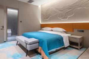 una camera con letto e piumone blu di 高新新悦国际酒店 a Xianyang