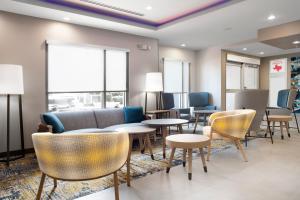 Seating area sa TownePlace Suites by Marriott Galveston Island