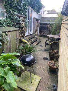 an outdoor patio with chairs and tables and plants at Large cosy flat in Southbourne near beaches in Bournemouth