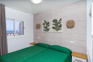 Giường trong phòng chung tại Apartamentos Tinerfe Garden