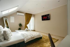 una camera con letto e finestra di Sika Palladium Garden & Spa Central Apartment Arad a Arad