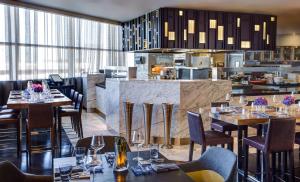 Un restaurante u otro lugar para comer en Grand Hyatt DFW Airport