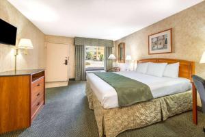 Ліжко або ліжка в номері Days Inn & Suites by Wyndham Albuquerque North