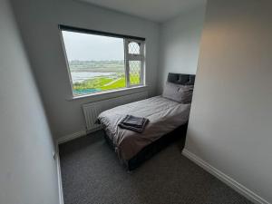 A bed or beds in a room at 4bed Seaview House