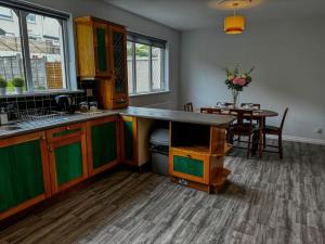 A kitchen or kitchenette at 4bed Seaview House