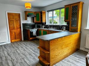 A kitchen or kitchenette at 4bed Seaview House