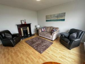 A seating area at 4bed Seaview House