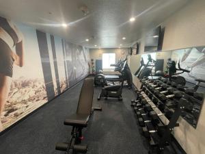 una palestra con numerosi tapis roulant e cyclette di Clarion Pointe a Fort Worth