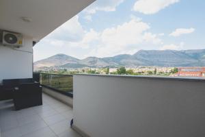 een balkon met uitzicht op de bergen bij Apartman 20 in Trebinje