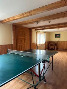 una mesa de ping pong en una habitación en Plai, en Dragobrat