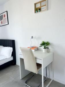 Кровать или кровати в номере Studio in Lormont with Free Parking