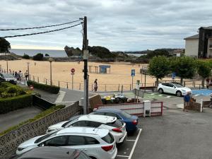 een groep auto's geparkeerd op een parkeerplaats bij een strand bij Playa Home Isla in Isla