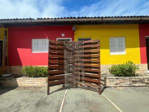 una casa colorida con una puerta delante de ella en Pousada Flor de Merepe, en Porto de Galinhas