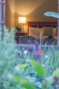 een slaapkamer met een bed, een bank en bloemen bij Mukima Manor in Nanyuki