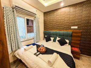 Un dormitorio con una cama con una cesta. en HOTEL VIA GANGA INN ! గంగా ఇన్ ద్వారా హోటల్ VARANASI! FULLY AIR-CONDITIONED HOTEL AT PRIME LOCATION WITH ROOFTOP GANGES VIEW! 2 Min walking distance from ASSI GHAT ,NEAR KASHI VISHWANATH TEMPLE, en Varanasi