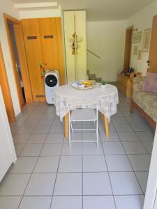 um quarto com uma mesa e uma máquina de lavar roupa em CASA STEFANIA con giardino a LUGANO em Grancia