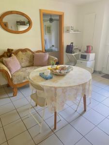 uma sala de estar com uma mesa e um sofá em CASA STEFANIA con giardino a LUGANO em Grancia