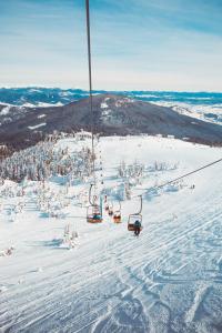 un remonte bajando por una pista cubierta de nieve en Plai, en Dragobrat