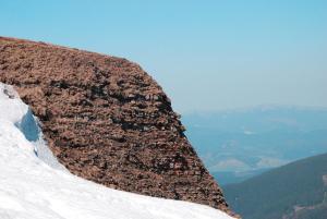 una persona parada en la cima de una montaña cubierta de nieve en Plai, en Dragobrat