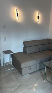 uma sala de estar com um sofá e uma mesa em Neuaubing - Two Rooms Family Apartment near S8 &S5 train line - Direct from Airport em Munique