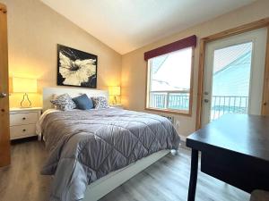 Banff National Park Wood lodge में एक कमरे में एक या कई बेड