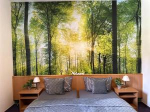 une chambre avec une grande fresque murale représentant une forêt dans l'établissement Land Hotell Ollendorf mit Event Location, 