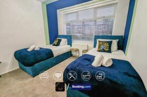 Tempat tidur dalam kamar di Modern 4-Bed House, Free Parking & WiFi in Swinton