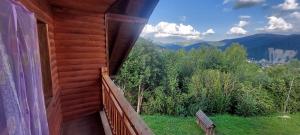 un balcone di una cabina con vista sulle montagne di Villa Gold a Jaremče