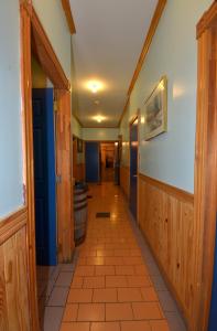 a hallway with blue walls and a tile floor at Auberge jeunesse de Tadoussac in Tadoussac