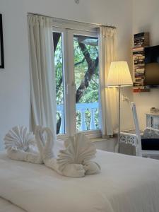 uma cama com dois cisnes feitos de toalhas em Oceanic - Luxury Boutique Hotel em Palolem