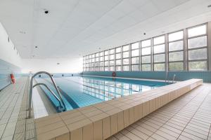 una grande piscina in un grande edificio di Silesia Krynica a Krynica-Zdrój