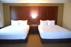 Cama ou camas em um quarto em Comfort Suites Amish Country